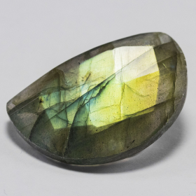 Labradorit im Rosenschliff mit 30.32 Ct