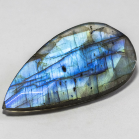 Labradorit im Rosenschliff mit 34.77 Ct