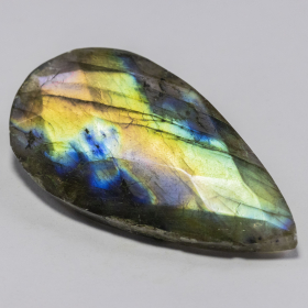 Labradorit im Rosenschliff mit 42.29 Ct