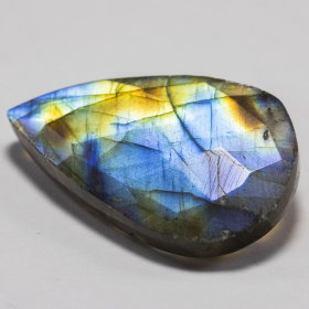 Labradorit im Rosenschliff mit 42.88 Ct