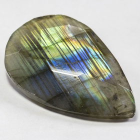 Labradorit im Rosenschliff mit 51.05 Ct