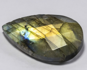 Labradorit im Rosenschliff mit 61.14 Ct