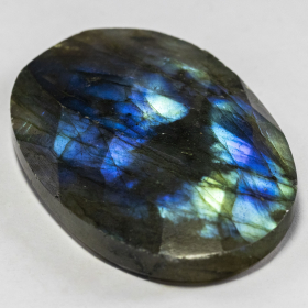 Labradorit im Rosenschliff mit 65.66 Ct