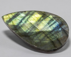 Labradorit im Rosenschliff mit 70.41 Ct