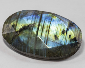 Labradorit im Rosenschliff mit 72.90 Ct
