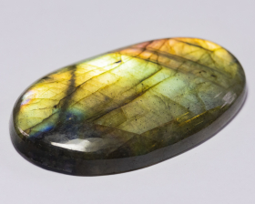 Labradorit mit 74.09 Ct