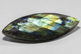 Labradorit im Rosenschliff mit 87.75 Ct