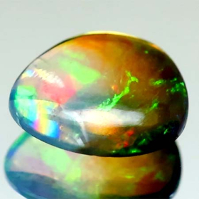 Schwarzer Opal mit 0.54 Ct