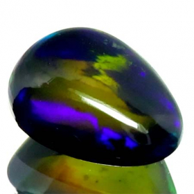 Schwarzer Opal mit 1.10 Ct