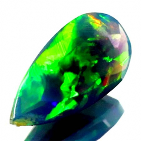 Schwarzer Opal mit 1.44 Ct - facettiert, AAA Qualität