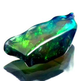 Schwarzer Opal-Kristall 2.28 Ct, AAA Grade, poliert