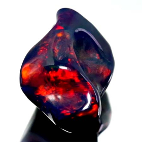 Schwarzer Opal-Kristall 2.99 Ct, AAA Grade, poliert