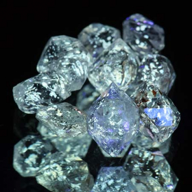 9 Petroleum Quarze mit 5.05 Ct, fluoreszierend