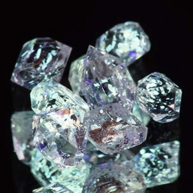 8 Petroleum Quarze mit 5.08 Ct, fluoreszierend