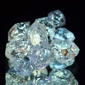 9 Petroleum Quarze mit 5.11 Ct, fluoreszierend