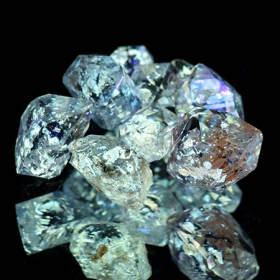 Petroleum Quarze mit mind. 7.50 Ct, fluoreszierend