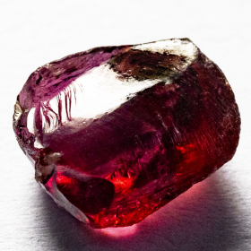 Rhodolit Kristall mit 3.80 Ct