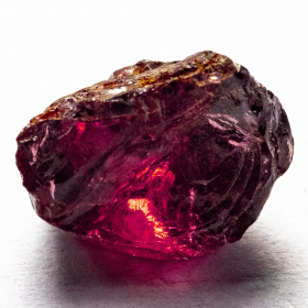 Rhodolit Kristall mit 4.36 Ct