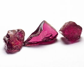 Rhodolit Kristalle mit 13.81 Ct