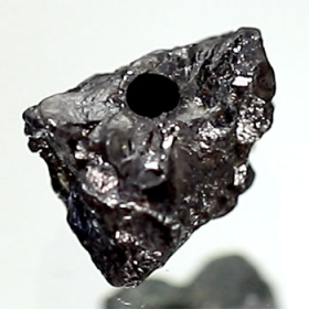 Schwarzer  Rohdiamant 1.35 Ct, gebohrt
