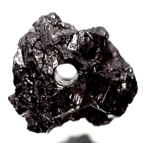 Schwarzer Rohdiamant 2.22 Ct, gebohrt