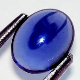 Blauer Saphir 6 x 4 mm im Cabochonschliff