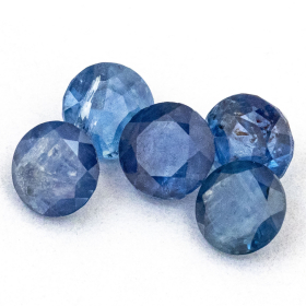 5 blaue Saphire mit 3.3 mm, Gesamtgewicht 1.03 ct