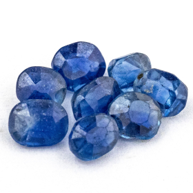 8 blaue Saphire mit 3x2 mm, Gesamtgewicht 1.14 ct