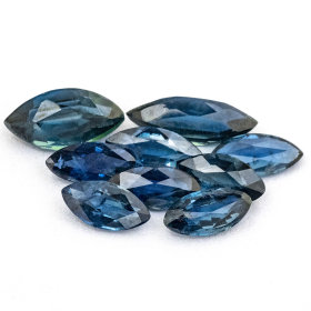 9 blaue Saphire mit 4.5x2.5 - 6x3 mm, Gesamtgewicht 1.63 ct