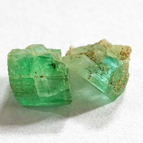 2 Smaragd-Kristalle mit 2.45 Ct