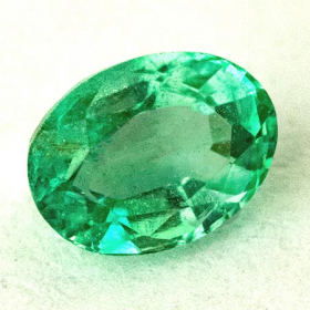 Smaragd mit 4 x 3 mm im Ovalschliff, Kolumbien