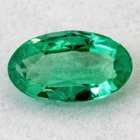 Smaragd mit ca. 5 x 3 mm