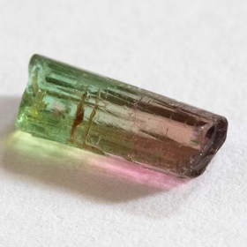 Bicolor Turmalin Kristall mit 1.28 Ct, schleifwürdige Qualität