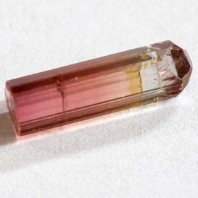 Bicolor Turmalin Kristall mit 3.11 Ct, schleifwürdige Qualität