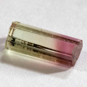Bicolor Turmalin Kristall mit 1.64 Ct, schleifwürdige Qualität