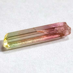 Bicolor Turmalin Kristall mit 2.87 Ct, schleifwürdige Qualität