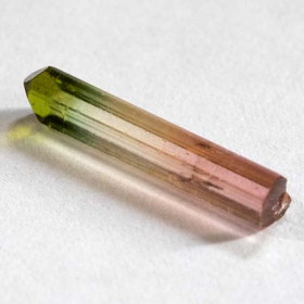 Bicolor Turmalin Kristall mit 0.91 Ct, schleifwürdige Qualität