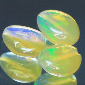3 gebohrte Opale mit 1.22 Ct, AA Qualität
