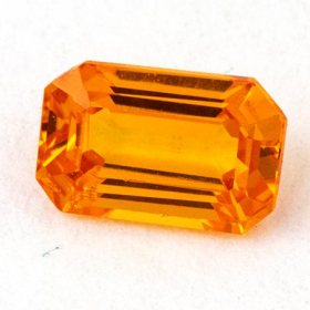 Orangefarbener Saphir im Octagonschliff mit ca. 5 x 3 mm