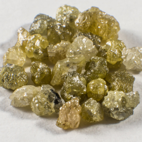 24 Stück Gelbe Rohdiamanten mit 2.24 Ct
