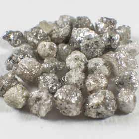 28 Stück Grau-Weiße Rohdiamanten mit 2.87 Ct