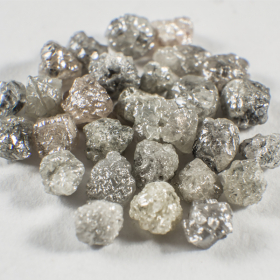 28 Stück Grau-Weiße Rohdiamanten mit 2.93 Ct