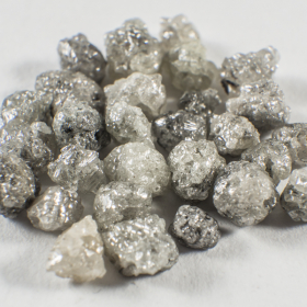 28 Stück Grau-Weiße Rohdiamanten mit 3.10 Ct