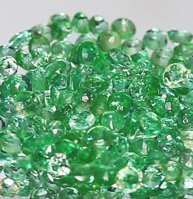 Grasgrüner Smaragd mit 1.7 mm - 1.8 mm